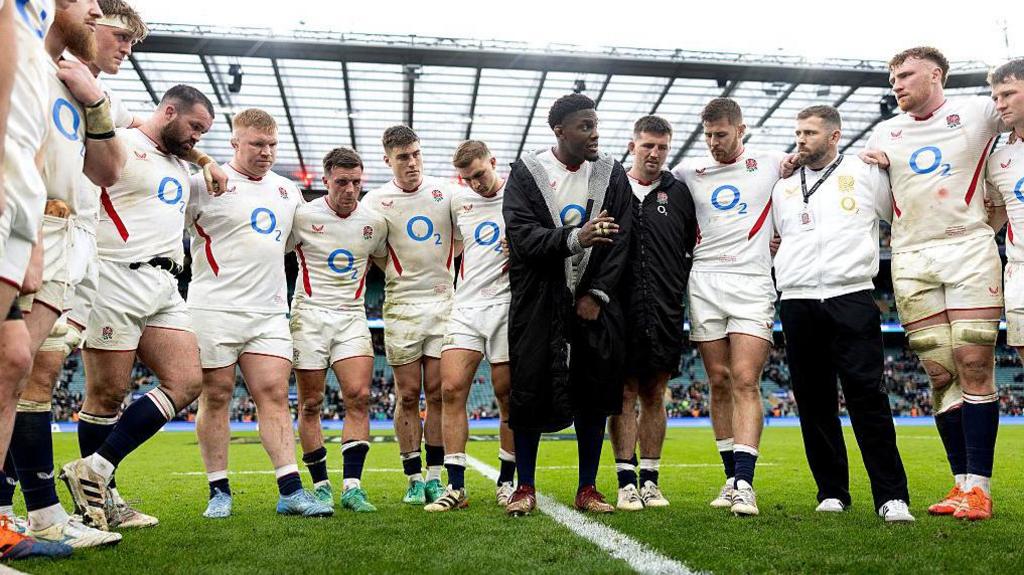 Captain Maro Itoje talks to the England players