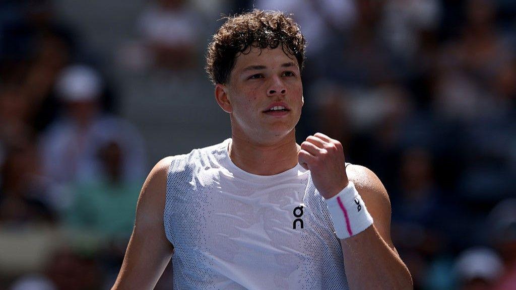 Ben Shelton clenches his fist in celebration