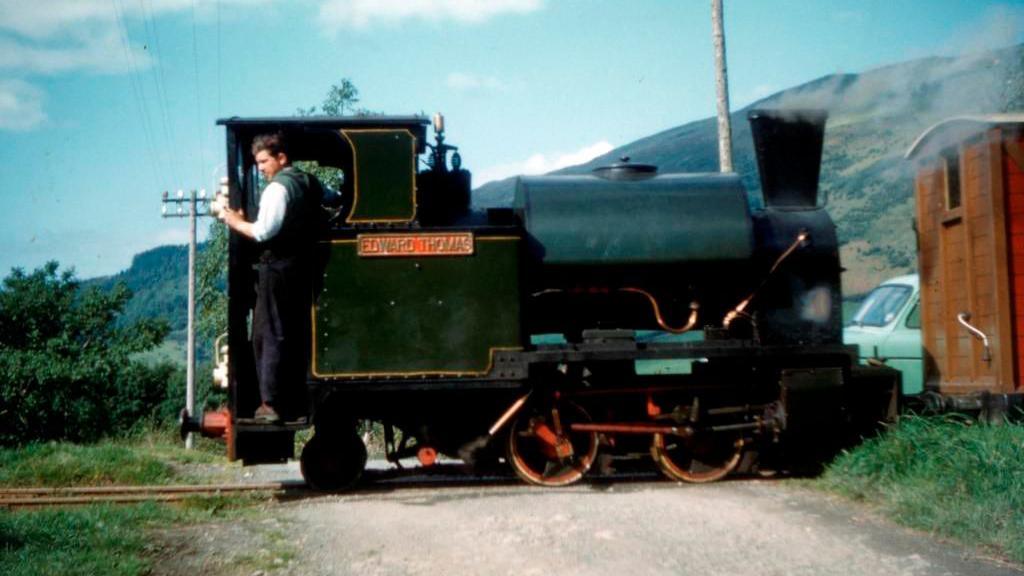 Locomotif Rhif 4 'Edward Thomas' yn barod i dynnu cerbydau