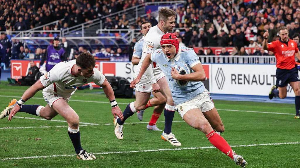 Louis Bielle-Biarrey scoring against England