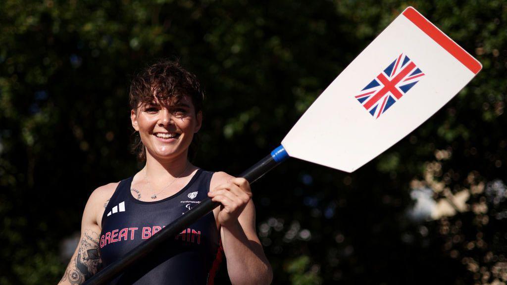 Lauren Rowles holding an oar