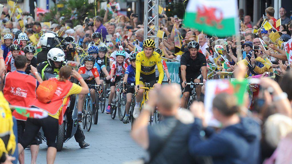 Geraint Thomas yn seiclo drwy dorf enfawr yng Nghaerdydd