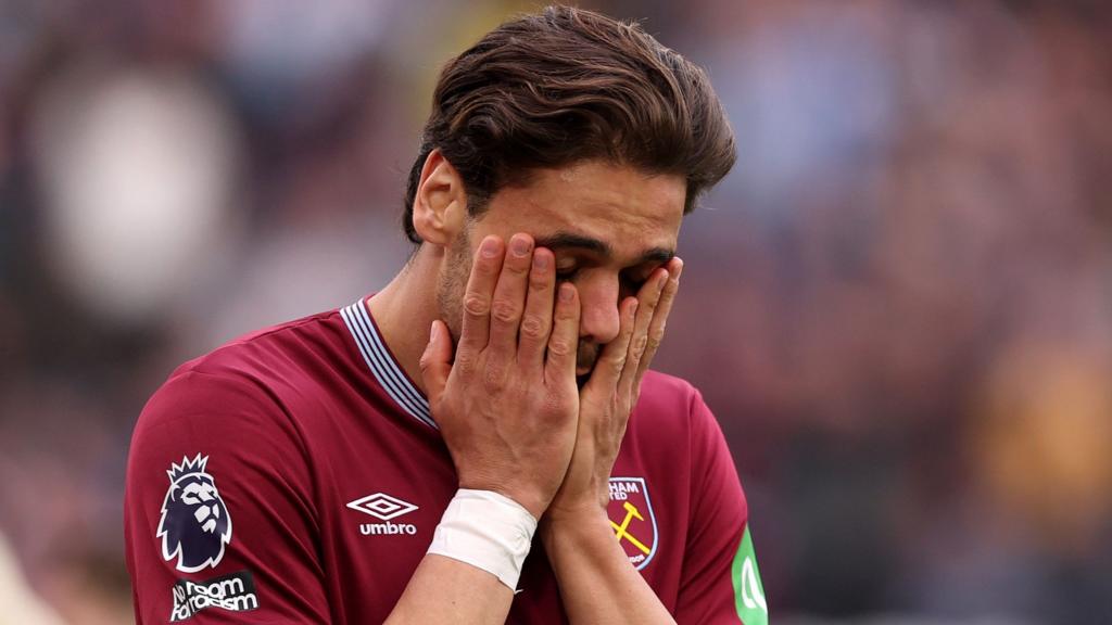 Konstantinos Mavropanos dejected