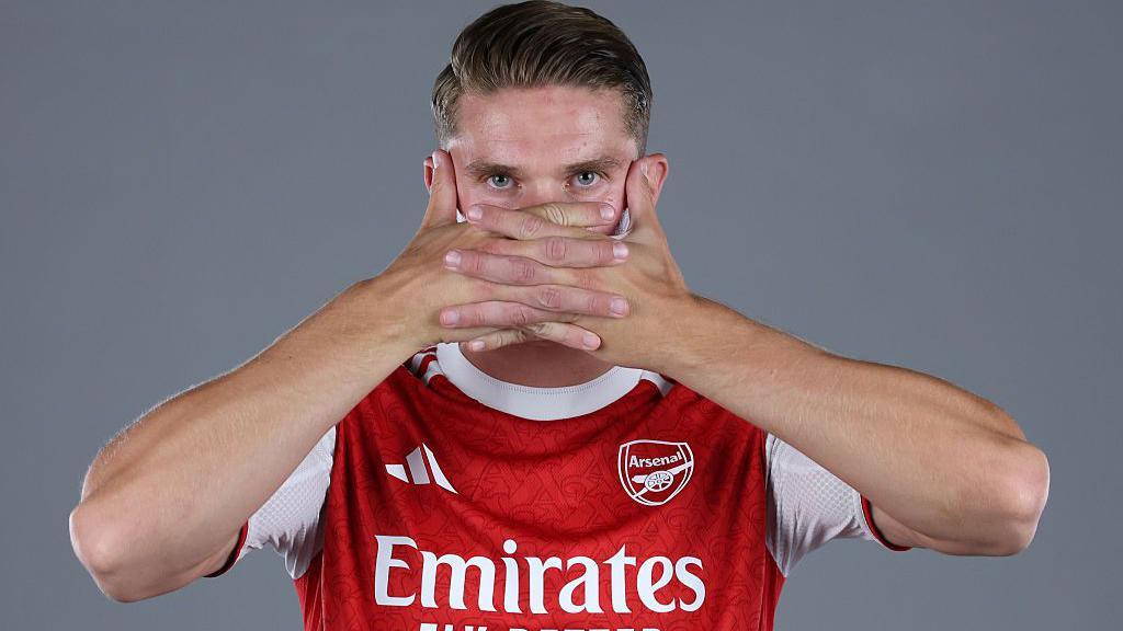Viktor Gyokeres posing in an Arsenal shirt.