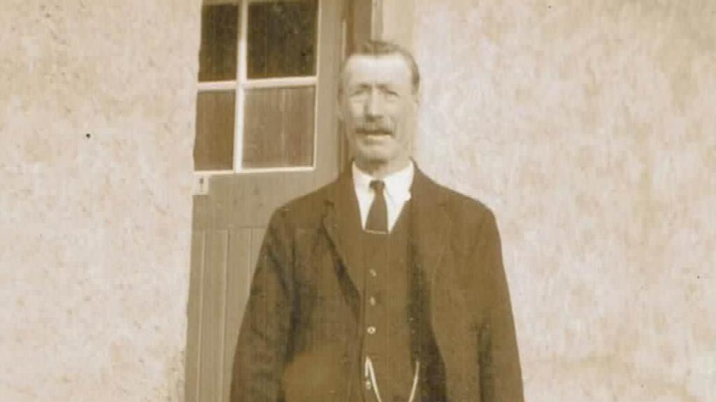 Seann dealbh de chuideigin ann an dubh is geal.