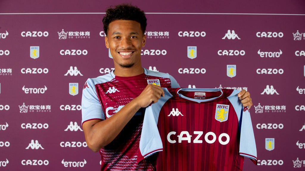 Boubacar Kamara holds up an Aston Villa shirt