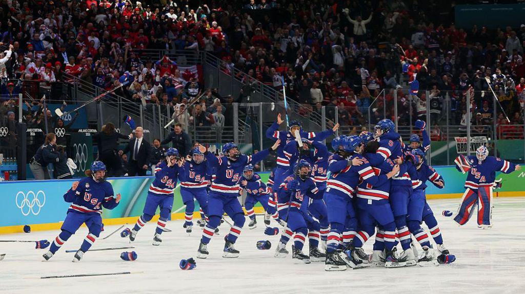 Spojené státy slaví vítězství v hokejovém zápase o zlatou medaili v Miláně