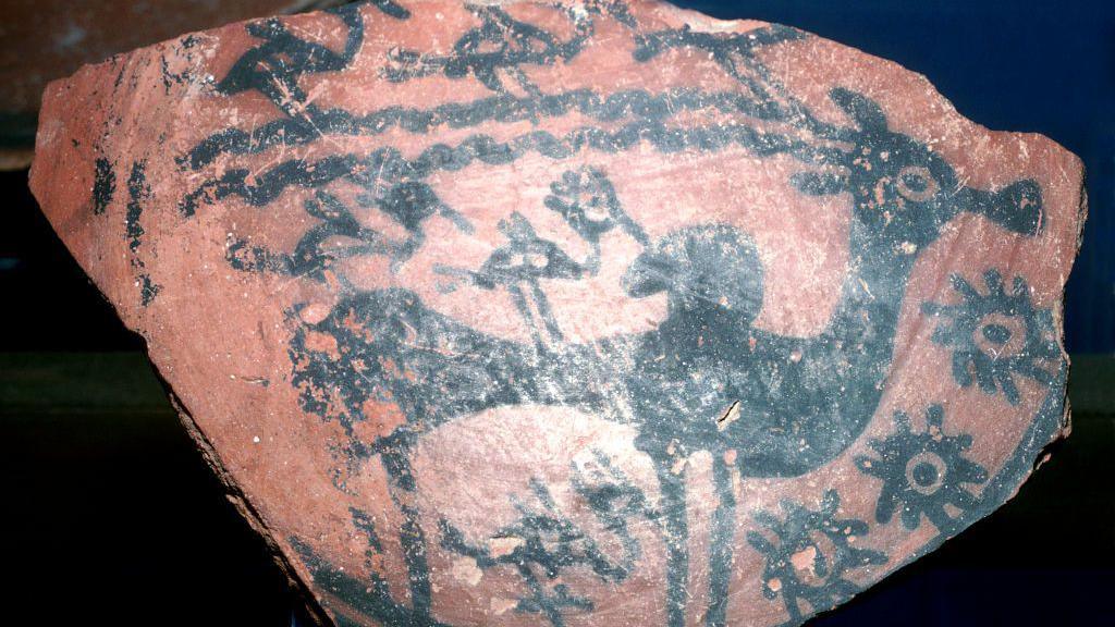 A sherd of pottery with humped bull and birds, Indus Valley, Harappa, 