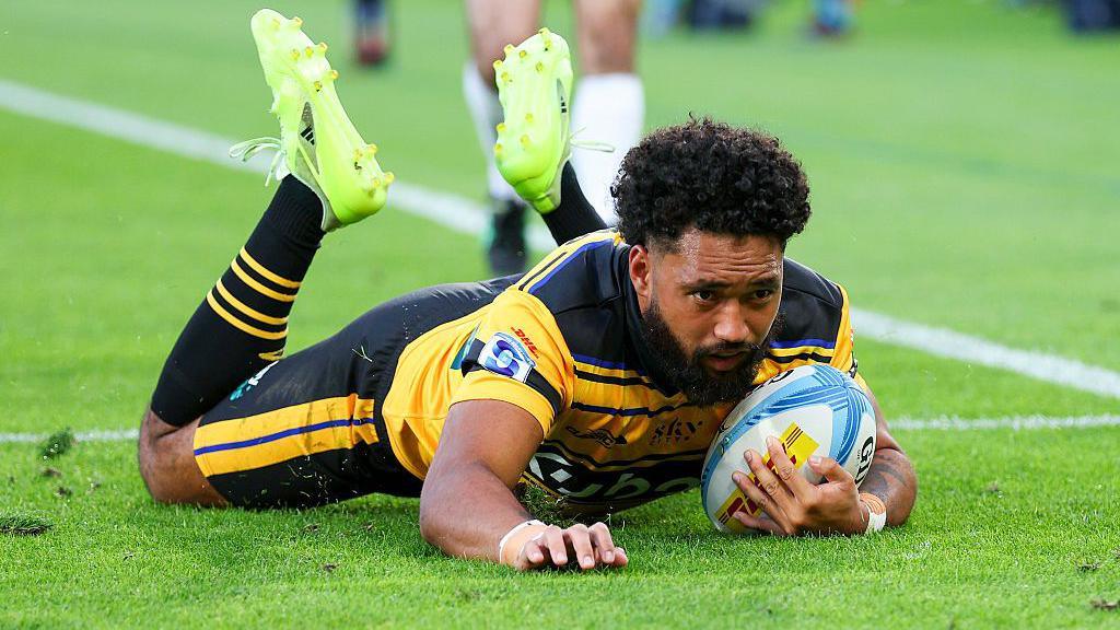 Fehi Fineanganofo scores a try for Hurricanes