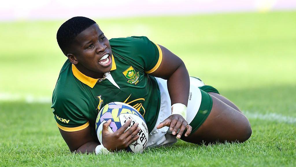 Lusanda Dumke scores a try for South Africa