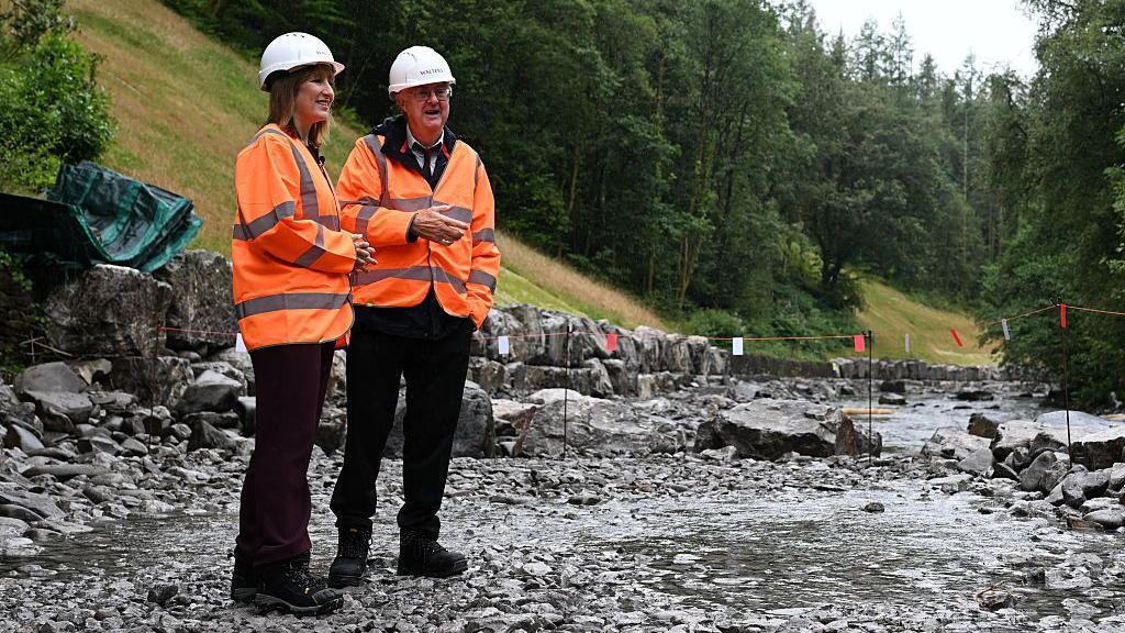 Rachel Reeves (L) yn sefyll wrth ymyl Mark Drakeford menw hen domen glo.