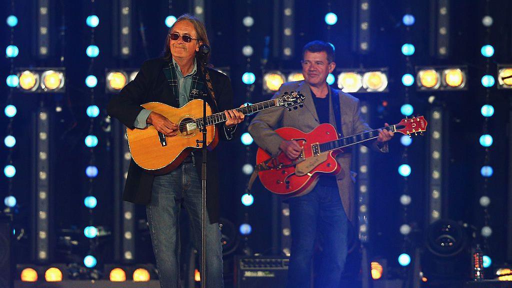 Dougie Maclean le guitar
