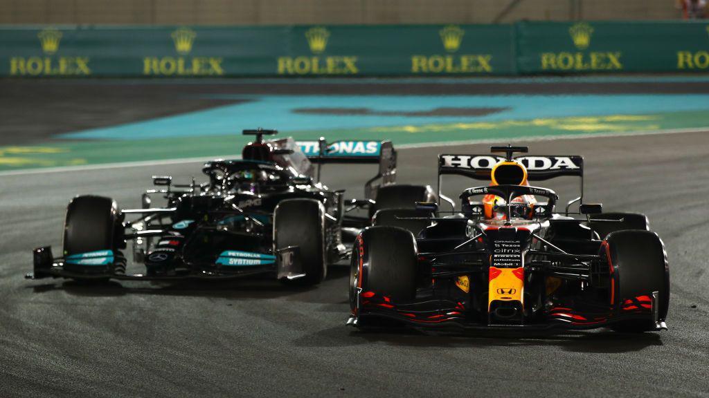 Lewis Hamilton and Max Verstappen during the 2021 Abu Dhabi Grand Prix