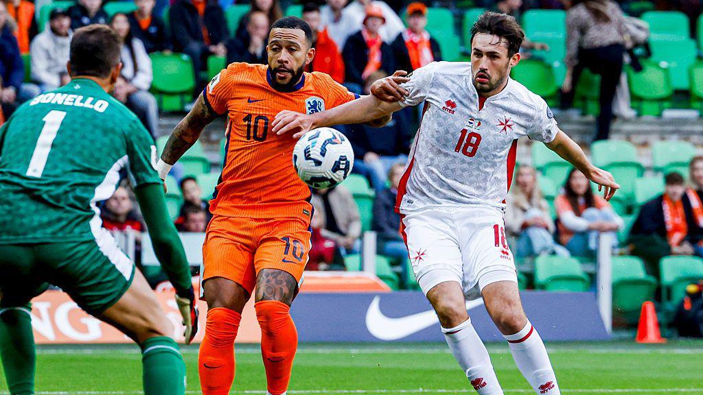 James Carragher jostles with Memphis Depay