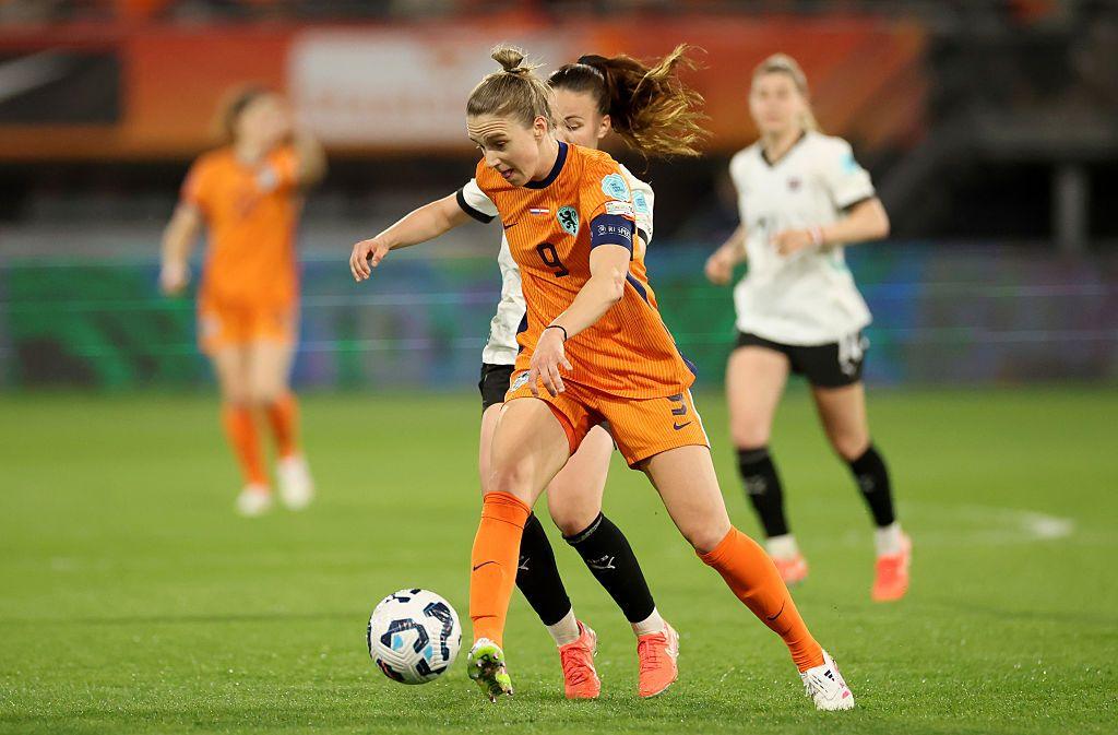 Vivianne Miedema yn driblo gyda'r bêl mewn gêm