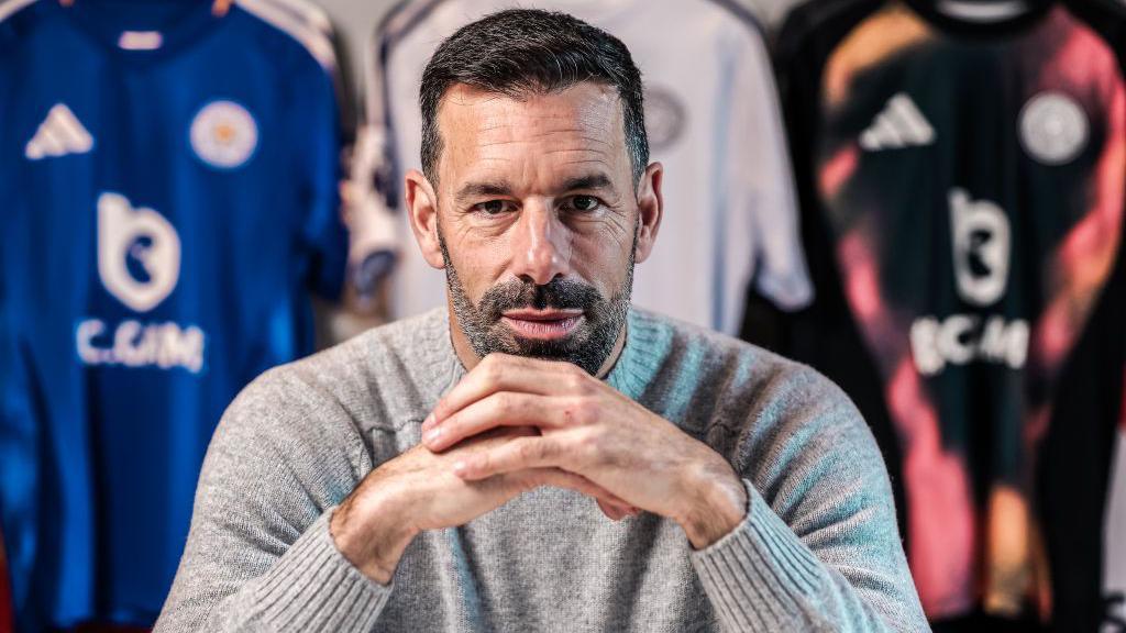 Ruud van Nistelrooy: Leicester City unveil new manager - BBC Sport
