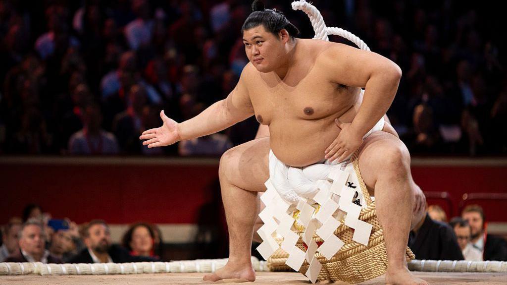 Yokozuna Onosato performing his ring-entering ceremony