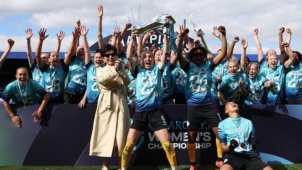 Kosovare Asllani celebrates with London City Lionesses