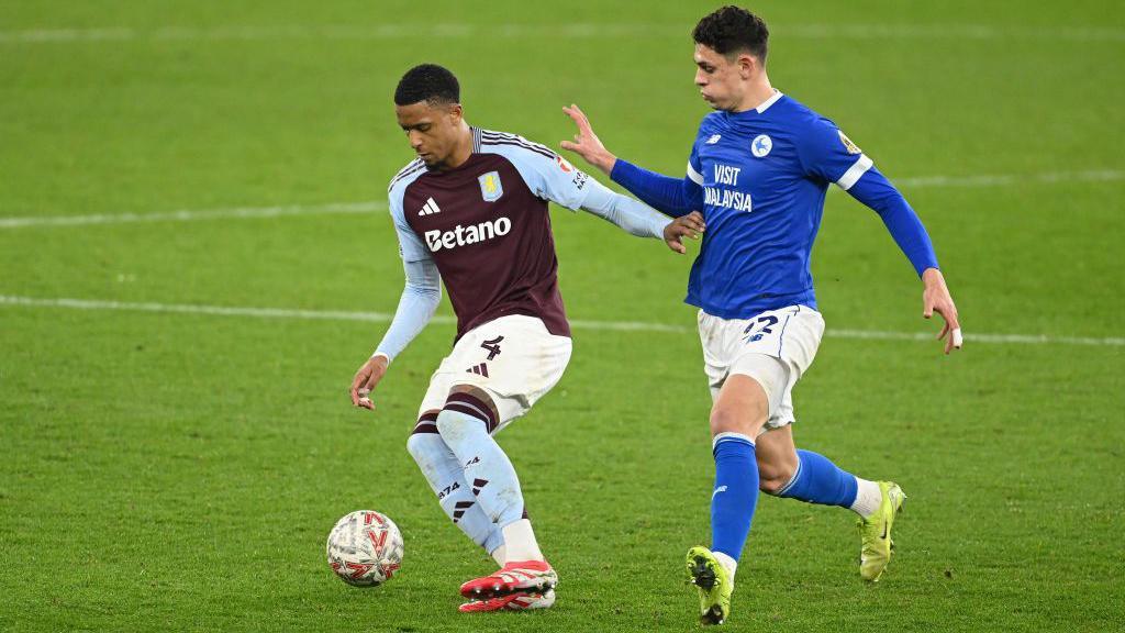 Ezri Konsa (Aston Villa) ac Yousef Salech (Caerdydd).