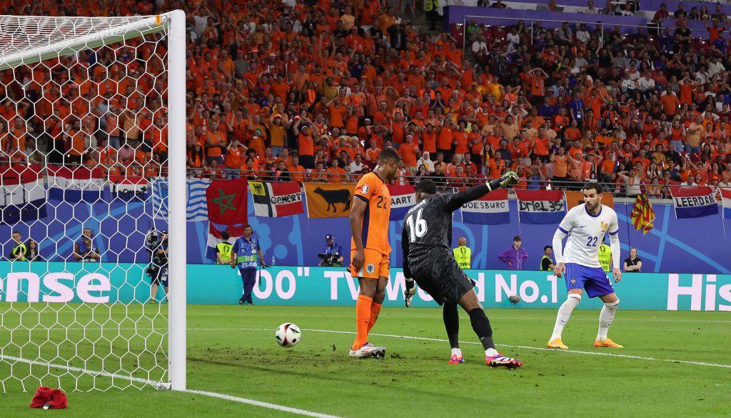 A closer view of Dumfries next to Maignan - the officials rules he was impeding goalkeeper Maignan from being able to dive.