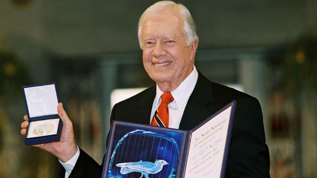 jimmy carter holding the nobel peace prize