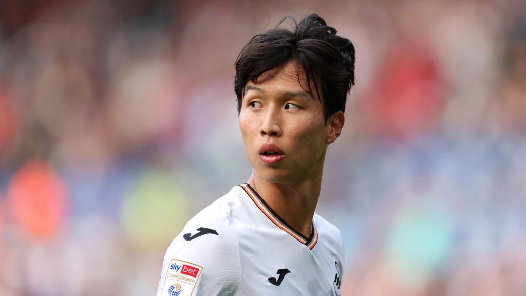 Eom Ji-Sung in action for Swansea