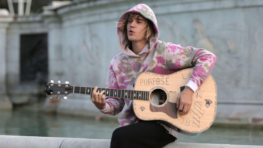 Justin Bieber uses a left-handed guitar