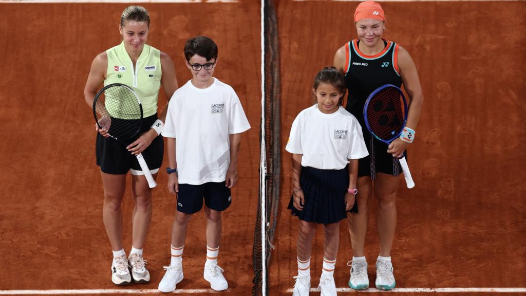 Maja Chwalinska and Diana Shnaider pose for a pre-match photo