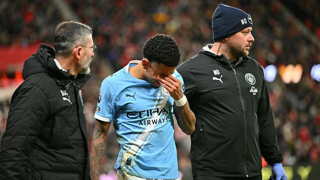 Savinho leaves the field injured