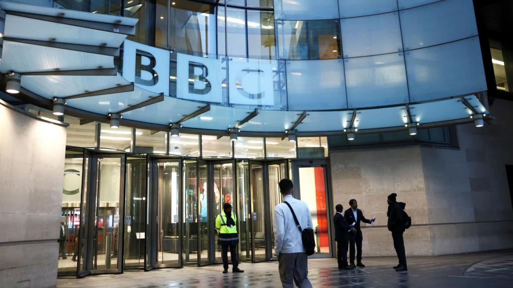 Разлад в BBC: уход Раззалла обнажает раскол в руководстве