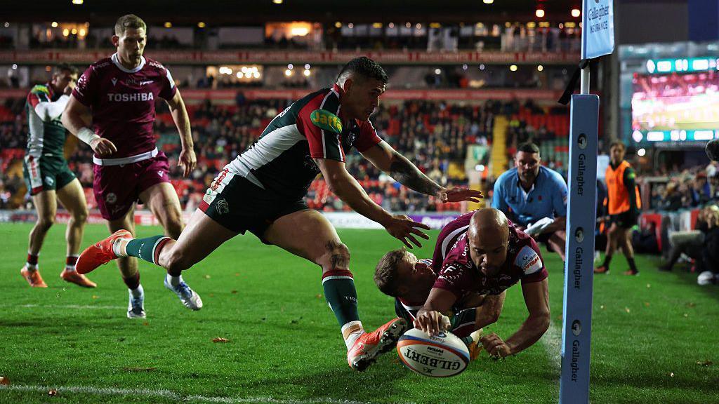 Tom O'Flaherty dives to score for Exeter in the corner