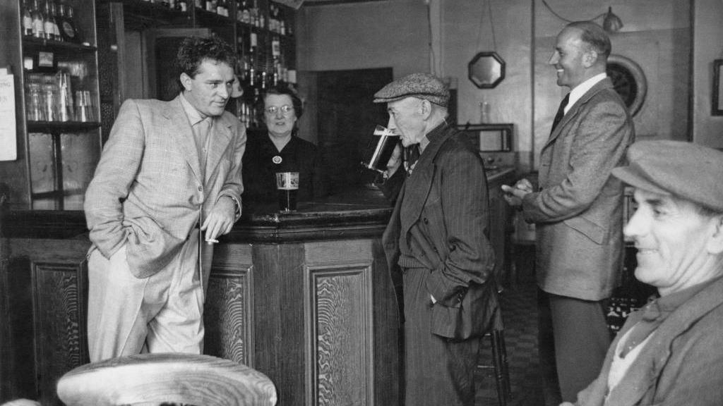 Richard Burton wrth y bar