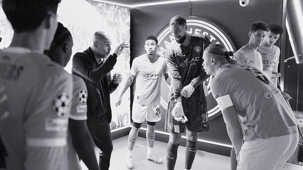 Image of Pep Guardiola, Manager of Manchester City speaking to his players, Erling Haaland and Gianluigi Donnarumma at half time during the UEFA Champions League 2025/26 League Phase MD4 match between Manchester City and Borussia Dortmund at City of Manchester Stadium on November 05, 2025