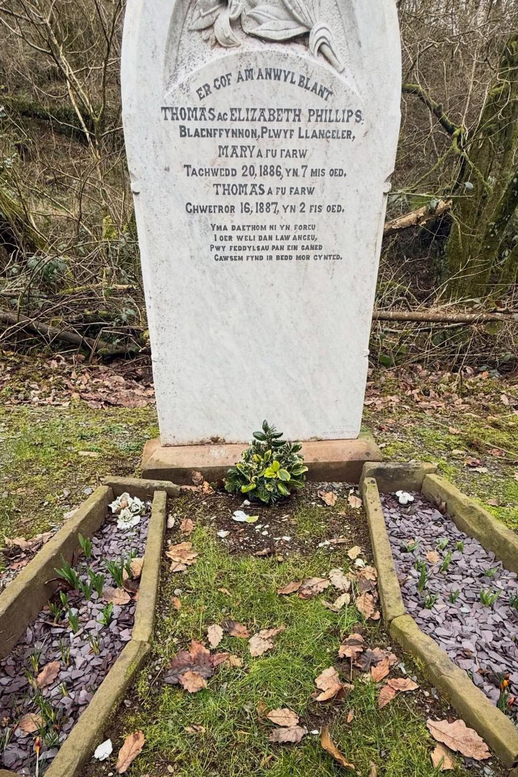 Bedd Thomas ac Elizabeth Phillips, a'u plant, Mary a Thomas