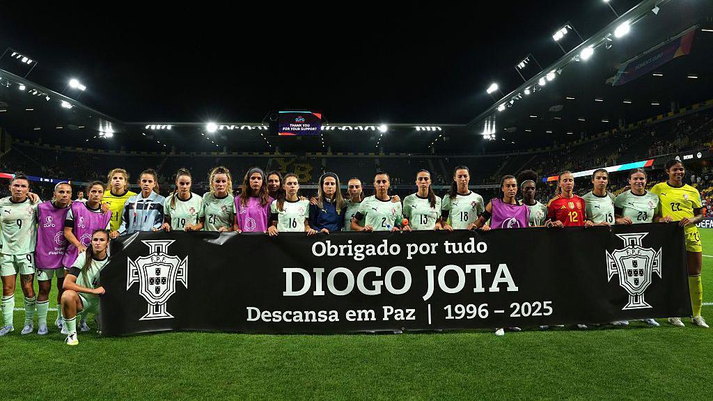 Players of Portugal hold up a banner with a message that translates as 'Thank you for everything Diogo Jota, Rest in peace, 1996-2025'