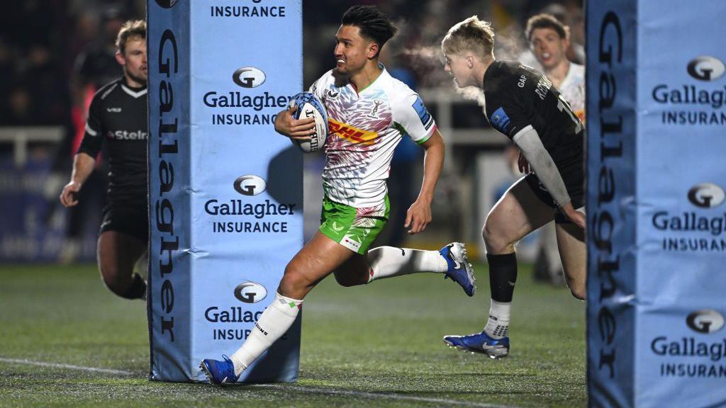 Marcus Smith runs between the posts to score a try for Harlequins