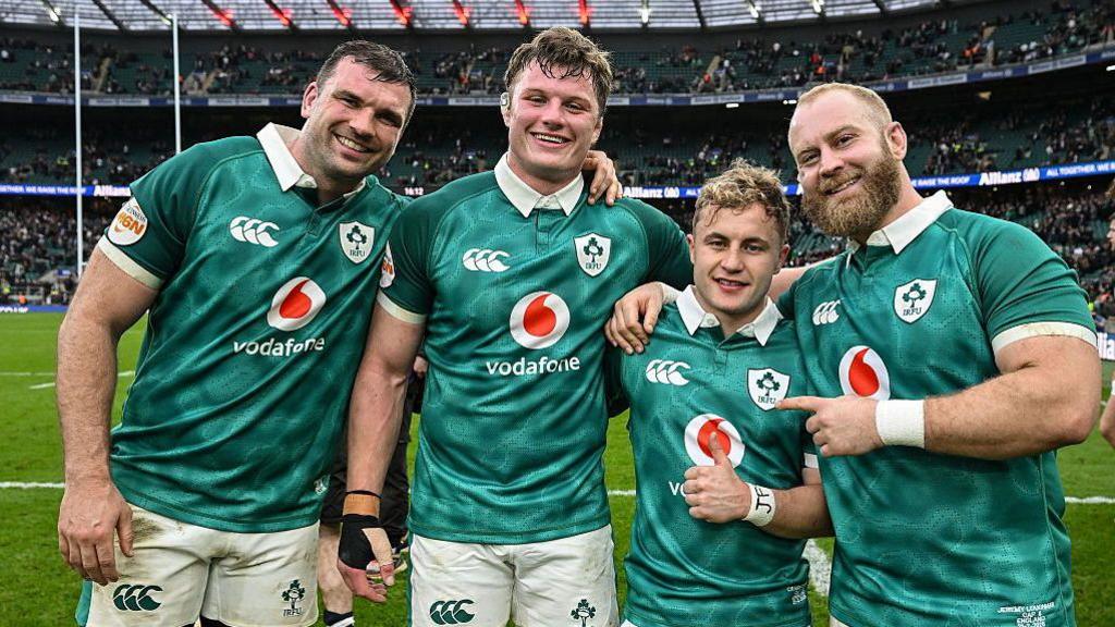 Ireland players posing for a photograph