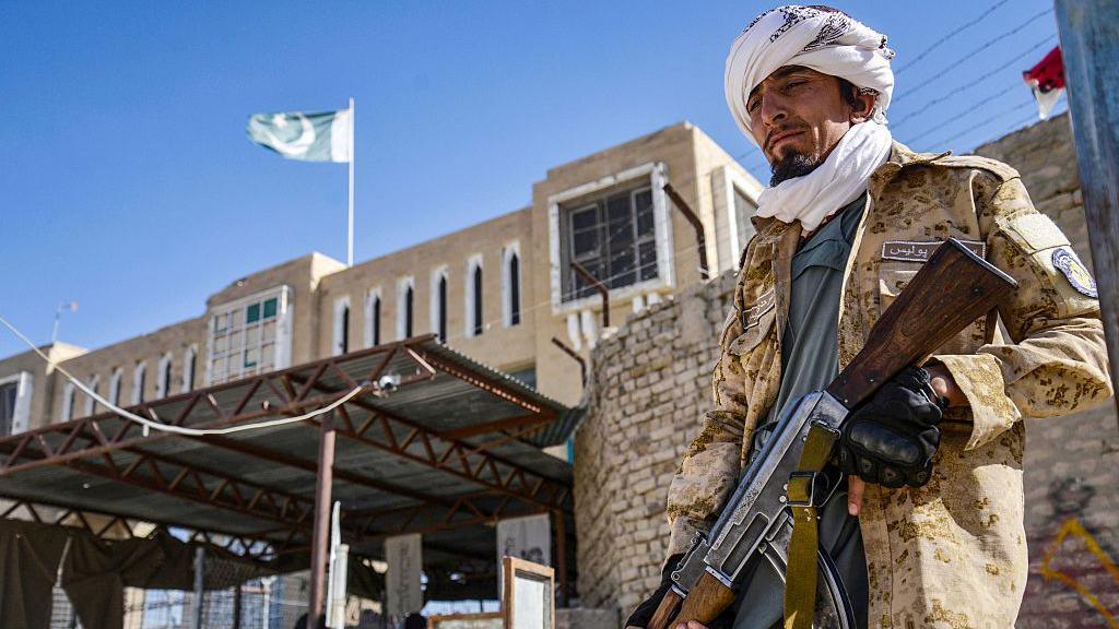 New clashes break out between Pakistan and Afghanistan - BBC News