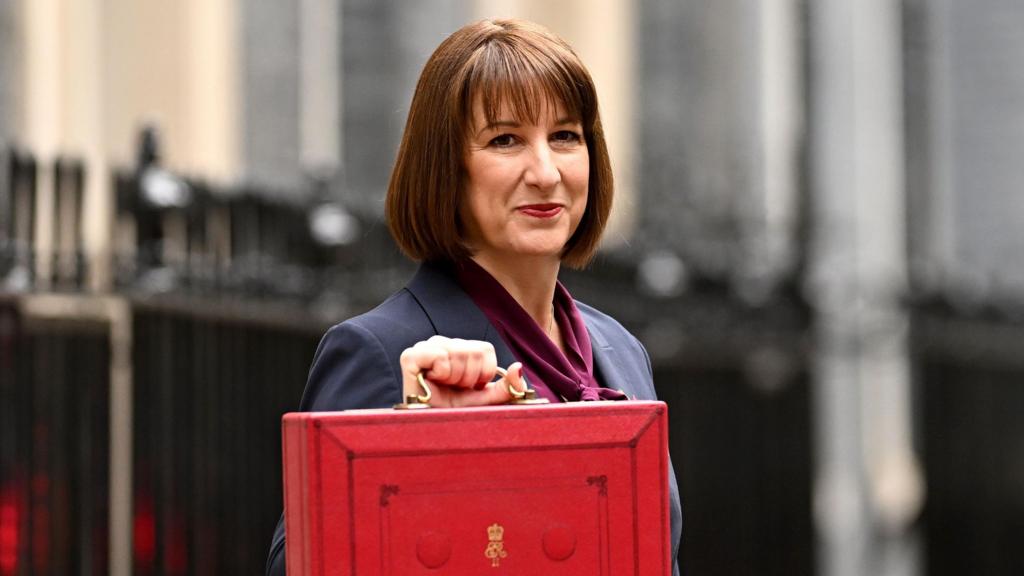 Rachel Reeves holding her red ministerial box