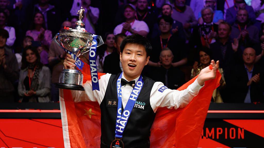 Zhao Xintong holding the 2025 World Snooker Championship trophy