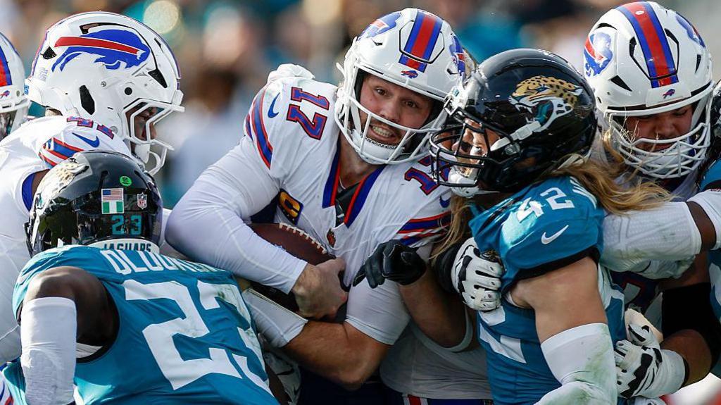 Bills Sconfiggono Jaguars in una Vittoria Emozionante, la Corsa al Super Bowl di Allen Continua