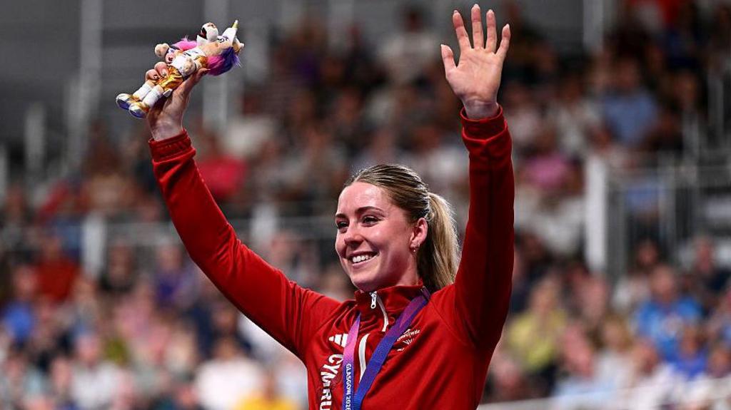Emma Finucane celebrates gold