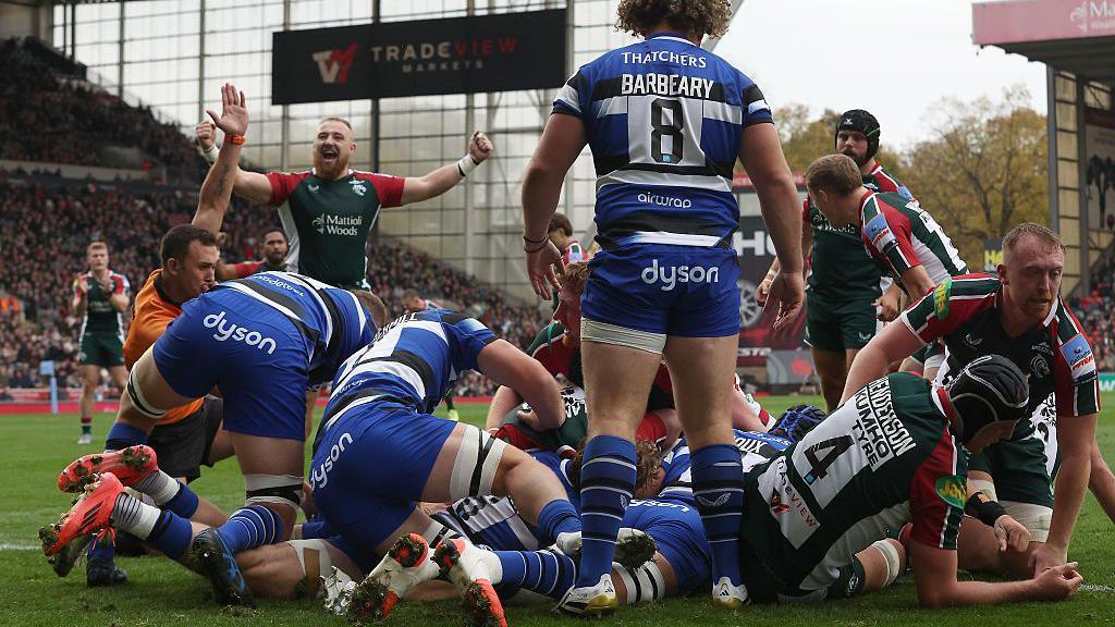 Olly Cracknell scores a try
