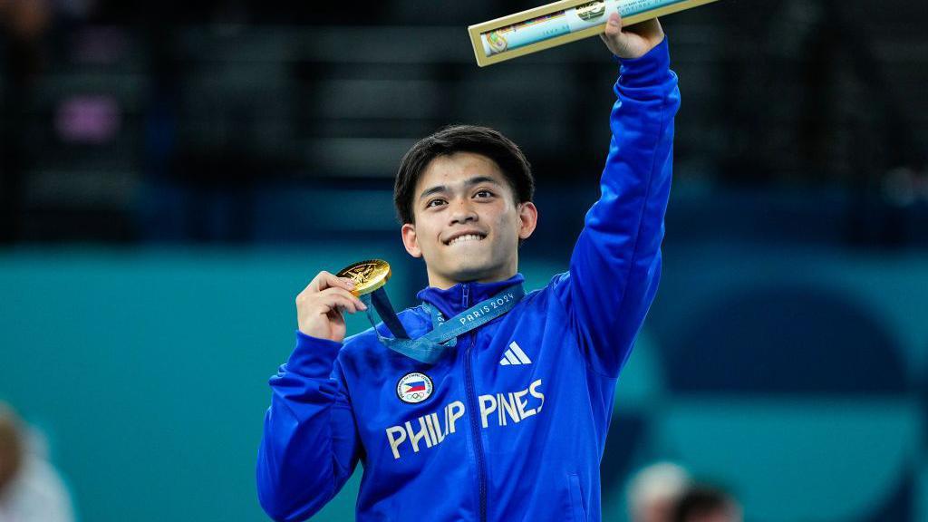 Carlos Yulo of the Philippines poses with his gold medal for the men's floor exercise