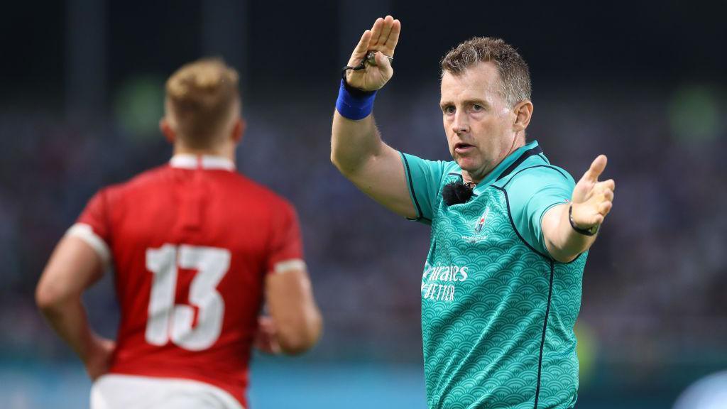 Nigel Owens yn dyfarnu