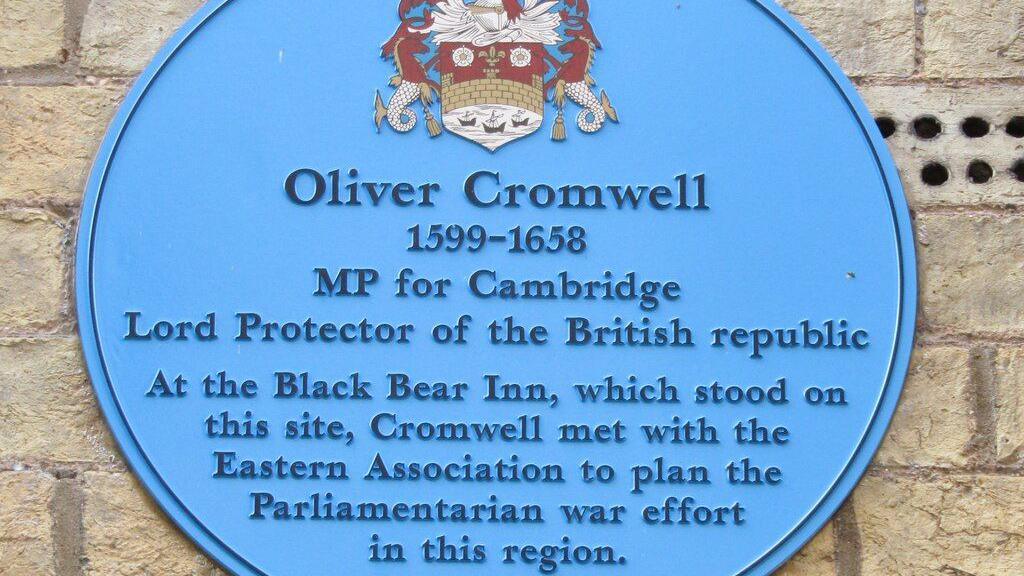 Blue plaque on Market Passage in Cambridge, commemorating Oliver Cromwell's Civil War appearance at the Black Bear Inn on this site.
