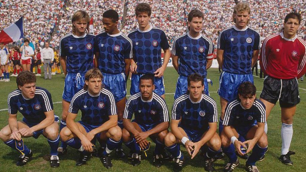 USA pose for a team photo at the 1990 World Cup
