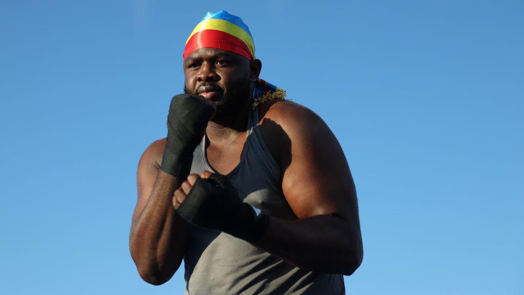 Martin Bakole shadow boxing 