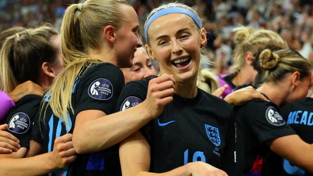 England's Chloe Kelly and team-mates celebrate Euro 2025 semi-final win over Italy