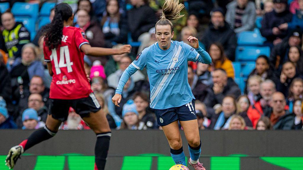 Lauren Hemp playing Manchester United at the Etihad